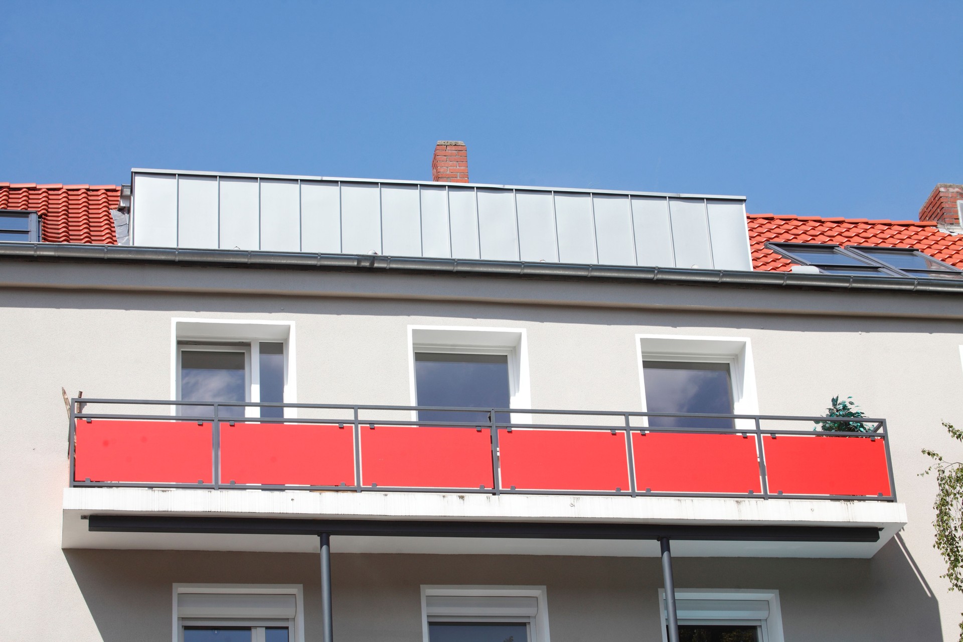 Modernes Wohngebäude, Roter Balkon